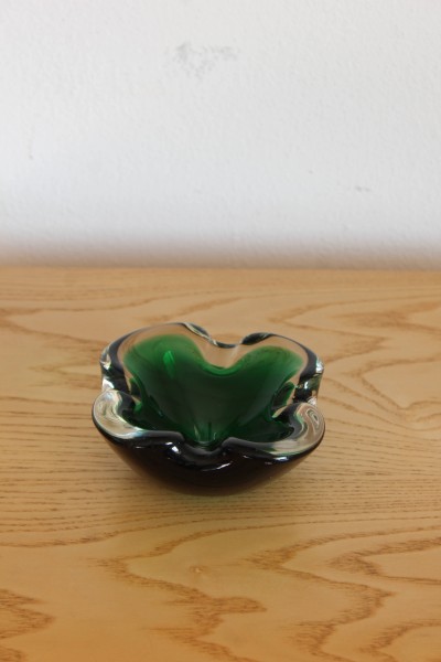 Posacenere in vetro soffiato sommerso verde di Murano