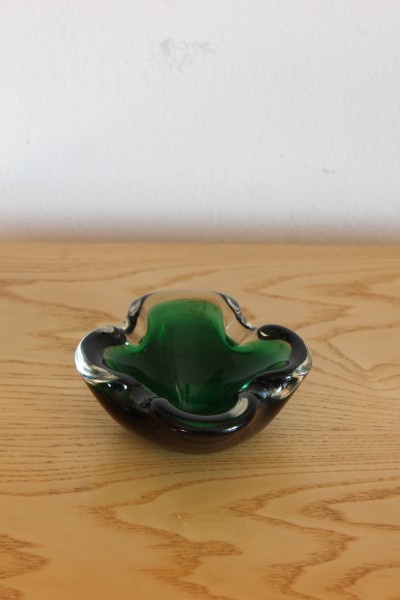 Posacenere in vetro soffiato sommerso verde di Murano