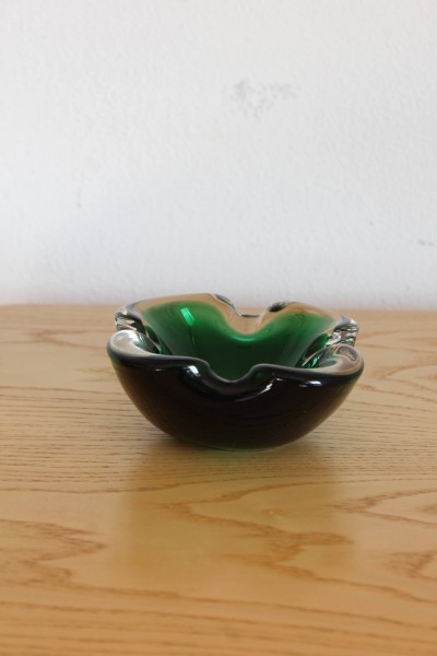Posacenere in vetro soffiato sommerso verde di Murano