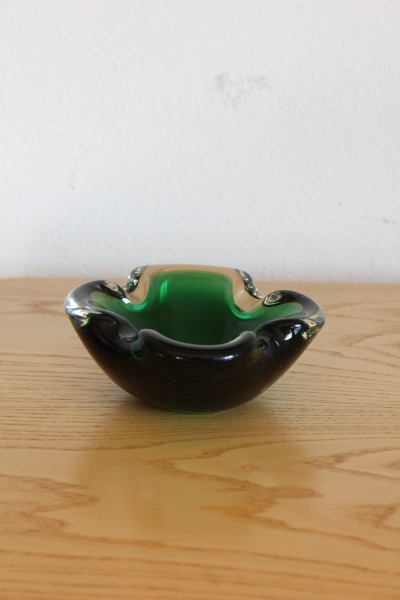 Posacenere in vetro soffiato sommerso verde di Murano