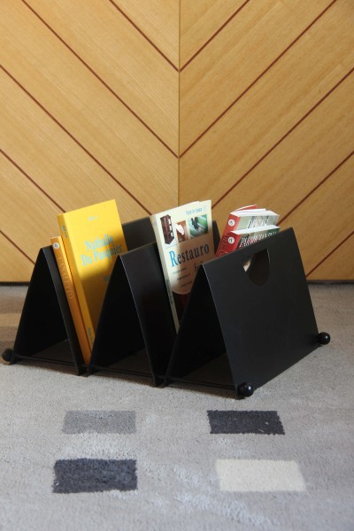 Post-modern magazine rack from the 80s, in lacquered metal.
