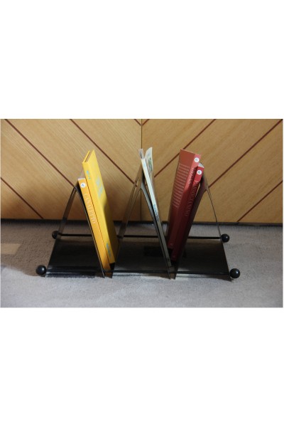 Post-modern magazine rack from the 80s, in lacquered metal.