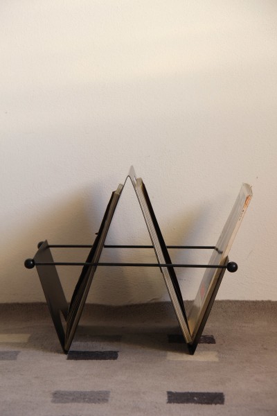Post-modern magazine rack from the 80s, in lacquered metal.
