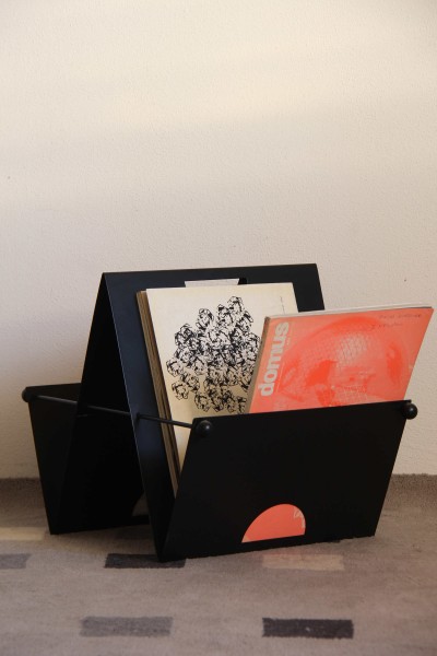 Post-modern magazine rack from the 80s, in lacquered metal.