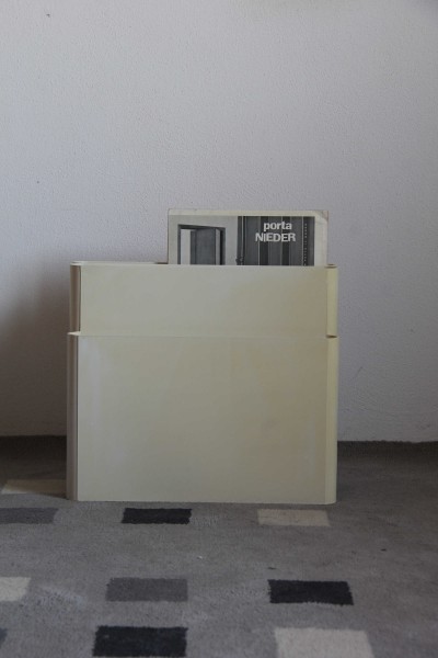 Portariviste modello 4676 design Giotto Stoppino per Kartell