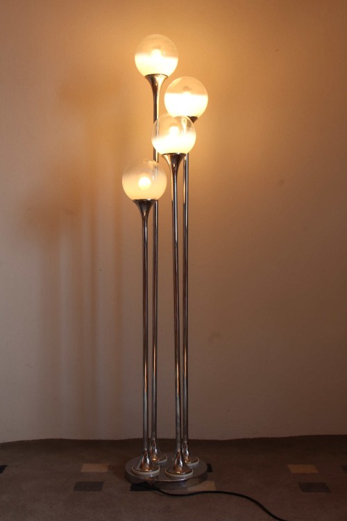 Lampada da terra in metallo cromato e...