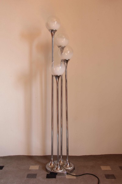 Lampada da terra in metallo cromato e sfere in vetro soffiato, probabile produzione Targetti.