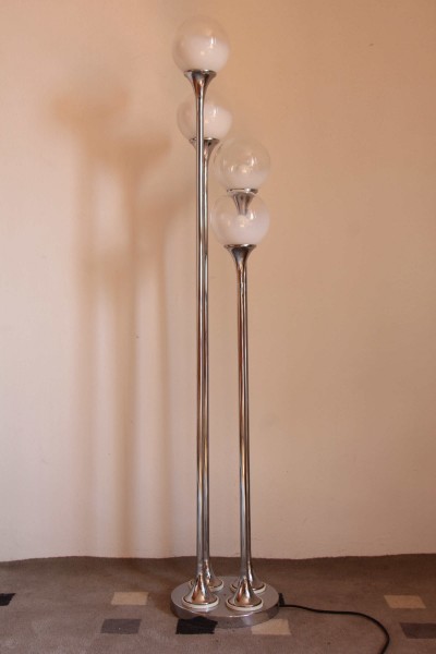 Lampada da terra in metallo cromato e sfere in vetro soffiato, probabile produzione Targetti.