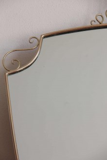 Specchio a forma di scudo in ottone anni '50 design sullo...