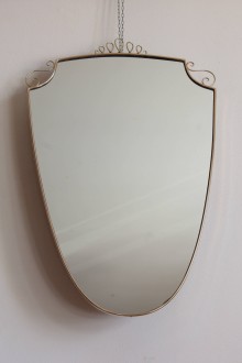 Specchio a forma di scudo in ottone anni '50 design sullo... 2