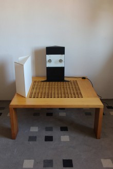 Coffee table in light wood with interlocking geometric... 2