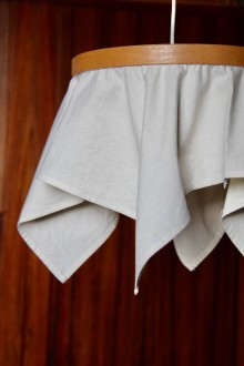 Lampada a sospensione in legno e tessuto produzione... 2