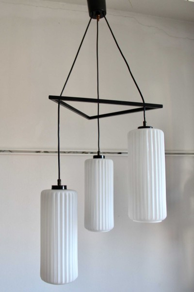 Lampada a sospensione con tre pendenti in vetro duplex, stile Arredoluce, anni' 60