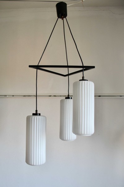 Lampada a sospensione con tre pendenti in vetro duplex, stile Arredoluce, anni' 60