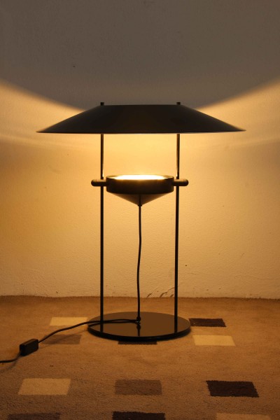 Lampada da tavolo in metallo laccato Tronconi anni '80