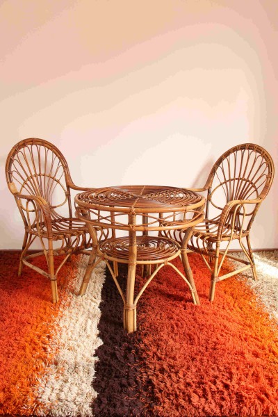 Set due poltroncine in bambù con tavolino di servizio, produzione italiana.