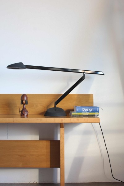 Lampada da tavolo modello Lester design Vico Magistretti per Oluce anni '80