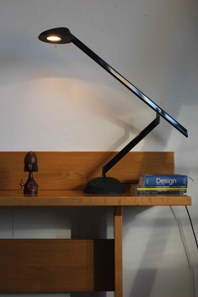 Lampada da tavolo modello Lester design Vico Magistretti per Oluce anni '80