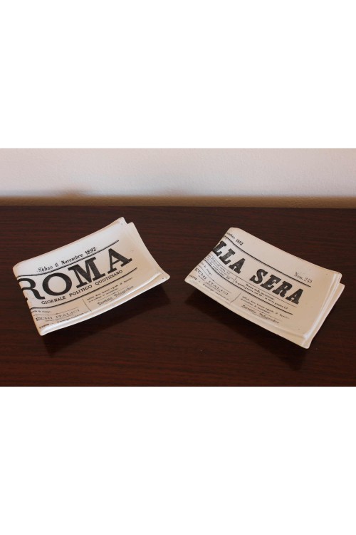 Coppia di posaceneri con immagine di...