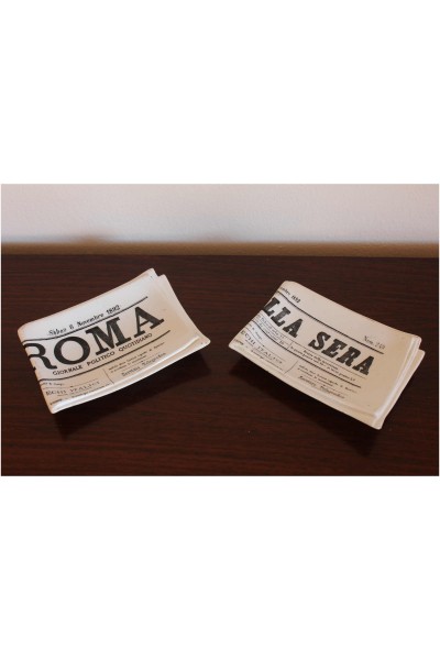 Coppia di posaceneri con immagine di quotidiano, produzione SCR Ceramiche Richard