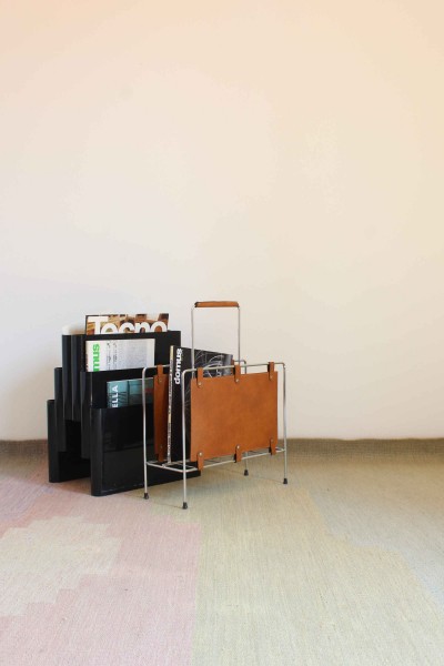Magazine rack in chromed metal and leather, Italian production
