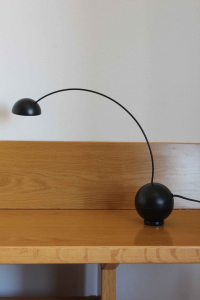 Lampada da tavolo modello Gobbo nera design Mario Zotta per Bilumen