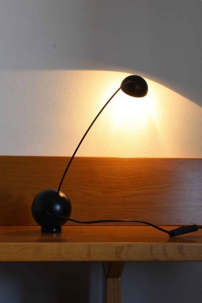 Lampada da tavolo modello Gobbo nera design Mario Zotta per Bilumen