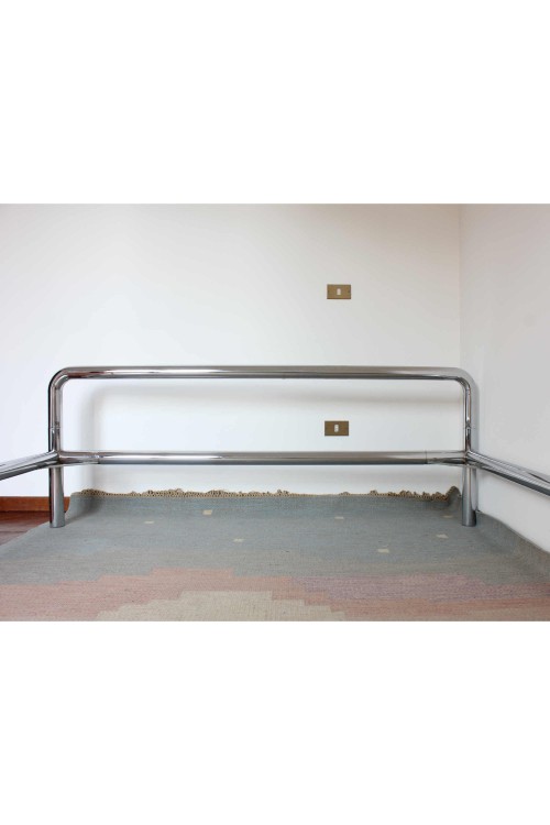 Letto space age in metallo cromato...