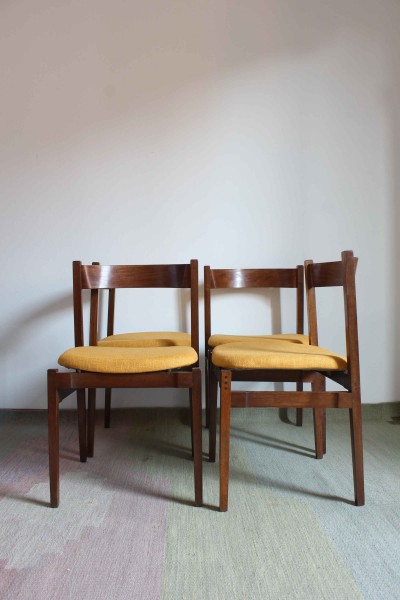 Set di 4 sedie modello 104 design Gianfranco Frattini per Figli di Amedeo Cassina