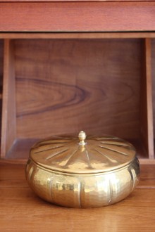 Scatola in ottone battuto a mano F.B.C.