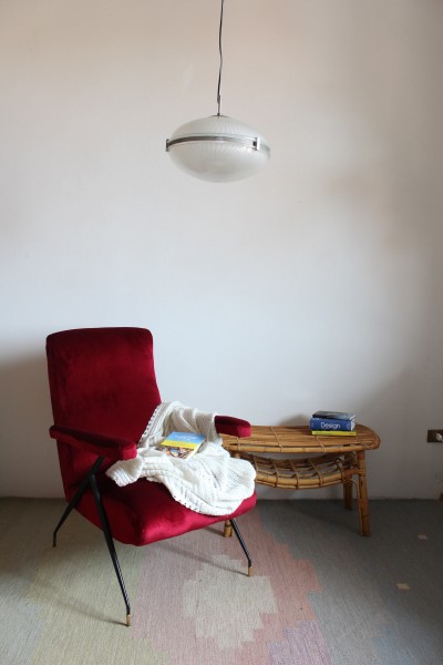 Poltrona reclinabile anni '50 in velluto rosso porpora, restaurata.
