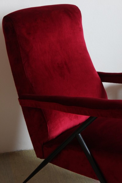 Poltrona reclinabile anni '50 in velluto rosso porpora, restaurata.