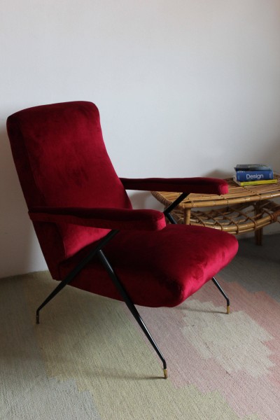 Poltrona reclinabile anni '50 in velluto rosso porpora, restaurata.