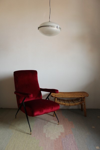 Poltrona reclinabile anni '50 in velluto rosso porpora, restaurata.
