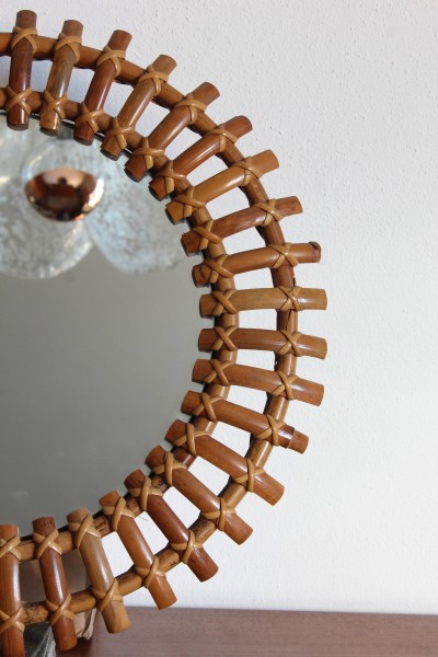 Specchio da parete rotondo in bambù design di Olaf von Bohr per l'azienda Bonacina