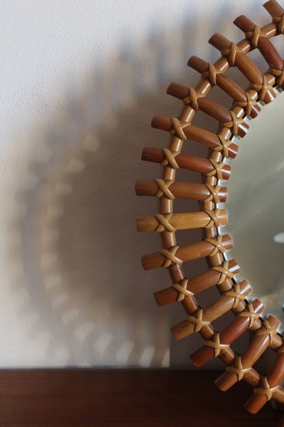 Specchio da parete rotondo in bambù design di Olaf von Bohr per l'azienda Bonacina