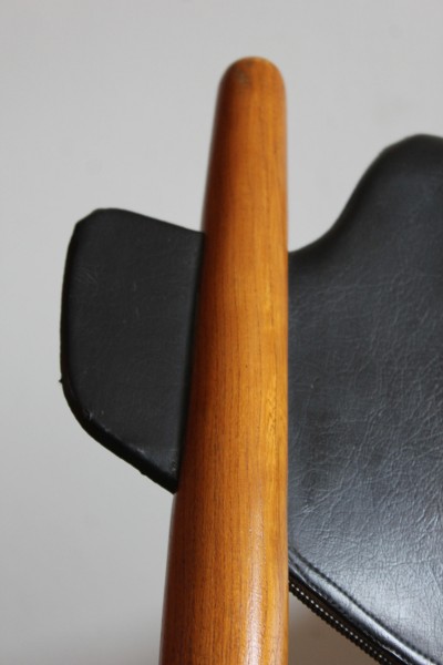 Poltrona in legno sullo stile di Hans Jørgen Wegner