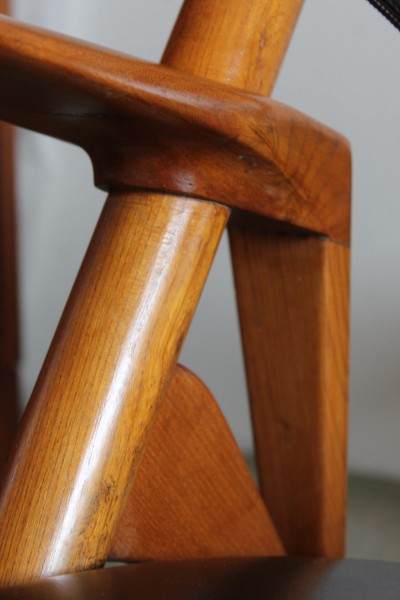 Poltrona in legno sullo stile di Hans Jørgen Wegner