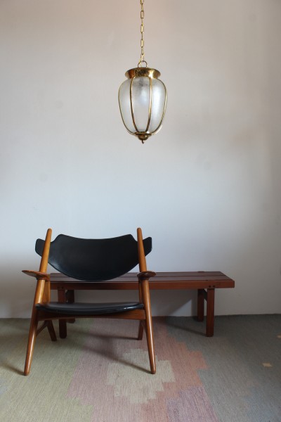 Poltrona in legno sullo stile di Hans Jørgen Wegner