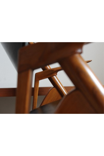 Poltrona in legno sullo stile di Hans Jørgen Wegner